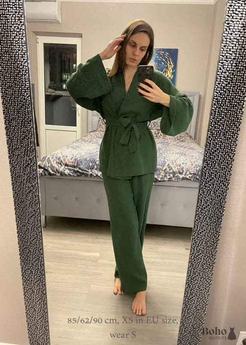 Pijama bohemio de algodón Emily en verde, marrón y gris.